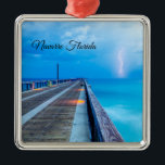 bliksem op het Ornament van Navarra Beach pier<br><div class="desc">Ornament met nog een blikseminslag over de Golf van Mexico, de Atlantische Oceaan. Ik brak een wandeling door de Navarra Beach Viste Pier om wat bliksem te vangen en hier is een van mijn geluksfoto's. Op zoek naar meer prints of producten? Je kunt mijn winkel bezoeken: http://www.zazzle.com/timelessmomentsphtgy Deze foto is...</div>