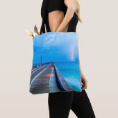 bliksem op Navarra Beach pier Tote Bag (Dichtbij)