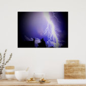 Bliksem tussen een donkerblauwe hemel poster (Keuken)