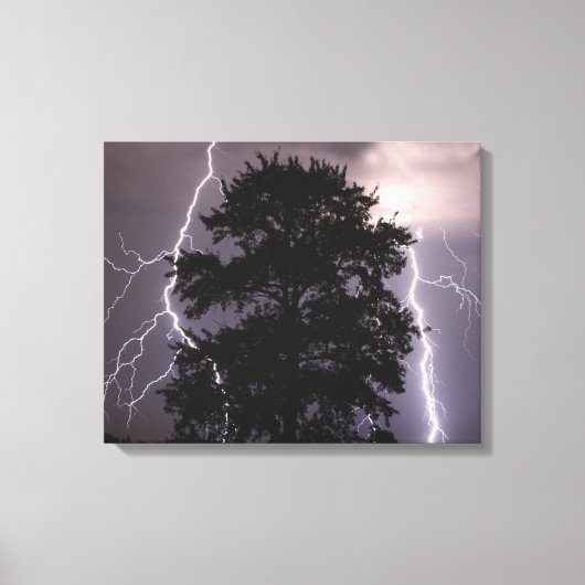 blikseminslag in de hemel achter een boom canvas afdruk (Voorkant)