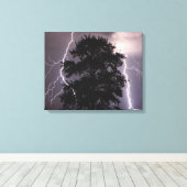 blikseminslag in de hemel achter een boom canvas afdruk (Insitu (Houten vloer))