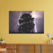 blikseminslag in de hemel achter een boom canvas afdruk (Insitu (Woonkamer))