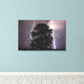 blikseminslag in de hemel achter een boom canvas afdruk (Insitu (Houten vloer))