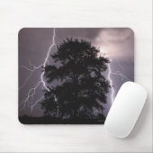 blikseminslag in de hemel achter een boom muismat (Met muis)