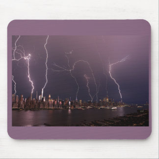 Bliksemschichten slaan in de hoogste gebouwen van muismat
