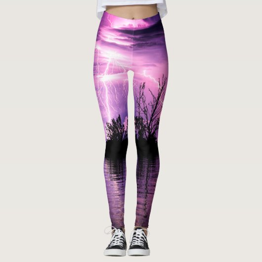 Bliksemstorm boven waterroze en paars leggings (Voorkant)