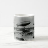 Blimp van de marine van de B-klasse vliegend over  Koffiemok (Center)