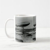 Blimp van de marine van de B-klasse vliegend over  Koffiemok (Links)