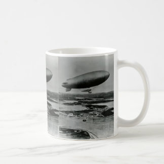 Blimp van de marine van de B-klasse vliegend over Koffiemok