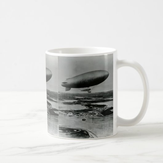 Blimp van de marine van de B-klasse vliegend over  Koffiemok (Rechts)