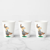 Blinde scheidsrechter blaast een fluitje papieren bekers