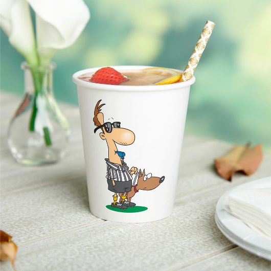 Blinde scheidsrechter blaast een fluitje papieren bekers