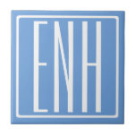 Bloed modern 3 Initialen monogram | Zacht blauw Tegeltje<br><div class="desc">Witte tekst en wit lijst op hemblauw (of kies uw eigen kleur).</div>