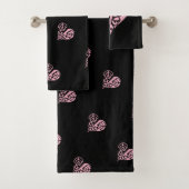 Bloed roze en zwarte Filigree Heart Towel Set Bad Handdoek (Insitu)