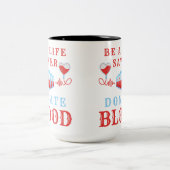 Bloeddonormaand kan een levensreddende donatie van tweekleurige koffiemok (Center)