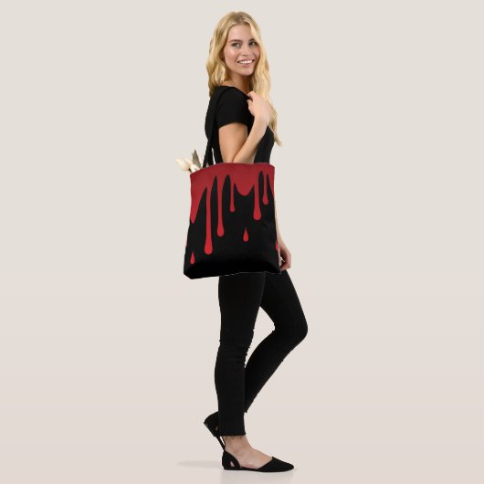 Bloeddruppels Tote Bag (Op model)
