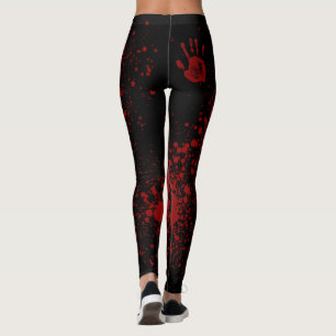 Bloederige puinhoop op zwart leggings