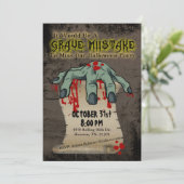 Bloedige hand graf fout Halloween uitnodiging (Staand voorkant)