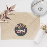 Bloedstroom 70's Retro Groovy Wedding Ronde Sticker<br><div class="desc">Viel in stijl met deze zeer trendy 70's retrostijl trouwstickers. Het ontwerp is gemakkelijk te personaliseren met uw speciale gebeurtenisformulering en uw gasten zullen enthousiast zijn wanneer zij deze geweldige stickers ontvangen. Overeenkomende objecten zijn te vinden in het collectie.</div>