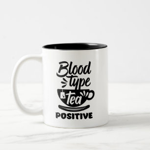 Bloedtype Tea positieve funny Tea Lover Puns Tweekleurige Koffiemok