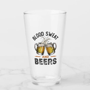 Bloedzout en bier in een drinkbak glas