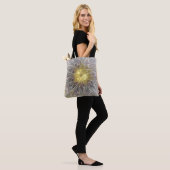 Bloei met moderne abstracte fractale bloem in goud tote bag (Op model)