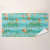 Bloei op Blauwe Gestreepte Achtergrond Aqua Badhanddoek (Badhanddoek)
