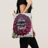 Bloei waar je bent geplant Quote Red Dahlia Tote Bag (Dichtbij)