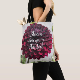 Bloei waar je bent geplant Quote Red Dahlia Tote Bag