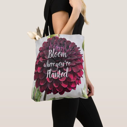 Bloei waar je bent geplant Quote Red Dahlia Tote Bag (Dichtbij)