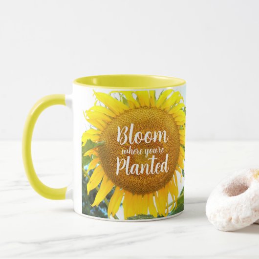 Bloei waar je geplant gele zonnebloem mok (Met donut)
