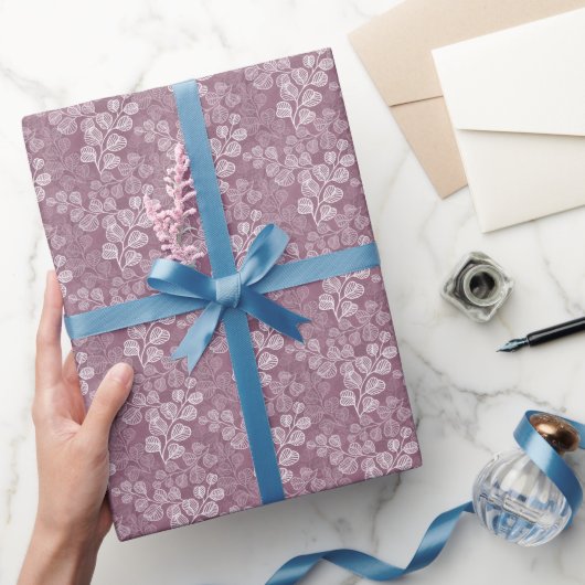 Bloeiende bladsilhouetten Gentle Serenity Plum Cadeaupapier (Geschenken)