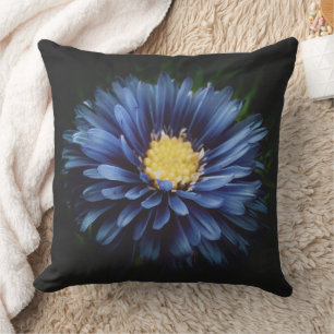 Bloeiende blauwe bloem in het donker kussen