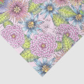 Bloeiende bloemen en groene bladeren op Blush Pink Tissuepapier (Detail)