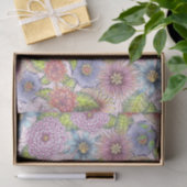 Bloeiende bloemen en groene bladeren op Blush Pink Tissuepapier (Geschenk)