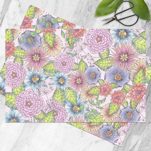 Bloeiende bloemen en groene bladeren op Blush Pink Tissuepapier