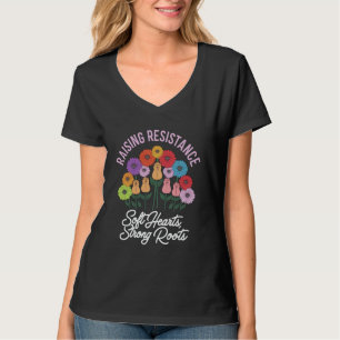 Bloeiende bloemen met sterke weerstand vuisten t-shirt