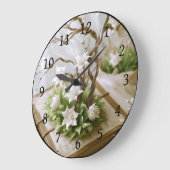 Bloeiende boom groeien uit een boek grote klok (Hoek)