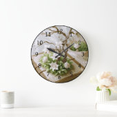 Bloeiende boom groeien uit een boek grote klok (Huis)