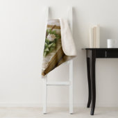 Bloeiende boom groeien uit een boek sherpa deken (In situ)