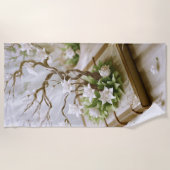 Bloeiende boom groeien uit een boek strandlaken (Voorkant)