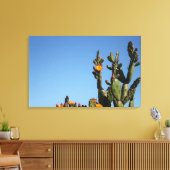 Bloeiende Cactus Plant Opgerekt Canvas Print (Insitu (Woonkamer))