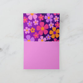 Bloeiende felgekleurde bloemenkaart met gevouwen k kaart