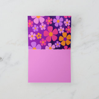 Bloeiende felgekleurde bloemenkaart met gevouwen k kaart