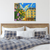 Bloeiende Hoek – Levendige Europese Straat  Canvas Afdruk (Insitu (Slaapkamer))