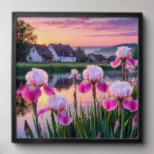 Bloeiende irissen bij een rustig meer bij zonsonde