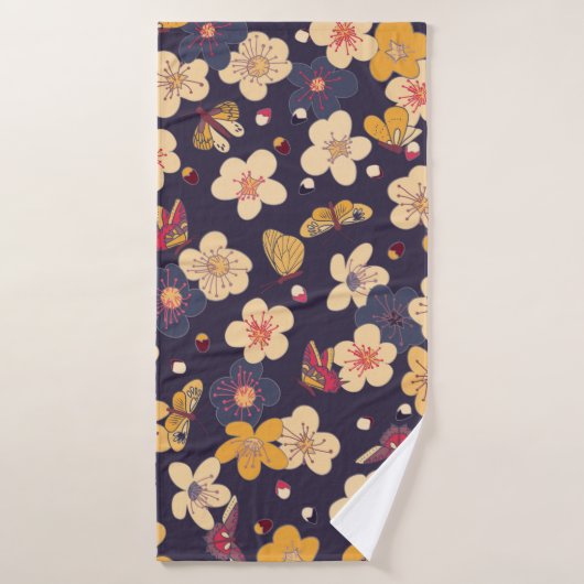 bloeiende kersen en vlinders naadloos . badhanddoek (Badhanddoek)