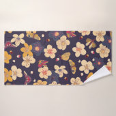 bloeiende kersen en vlinders naadloos . badhanddoek (Badhanddoek)