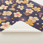 bloeiende kersen en vlinders naadloos . sherpa deken (3/4)