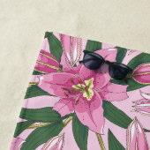 Bloeiende lelies in pastelroze strandlaken (In situ)